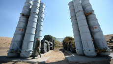 Военнослужащий возле зенитно-ракетной системы С-300. Архивное фото Военнослужащий возле зенитно-ракетной системы С-300. Архивное фото
