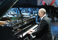 Премьер-министр РФ Владимир Путин играет на рояле на благотворительном концерте Премьер-министр РФ Владимир Путин играет на рояле на благотворительном концерте