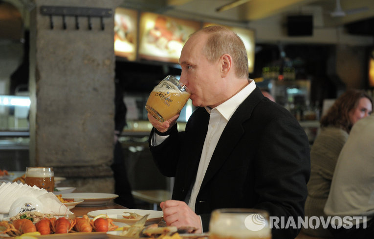 Председатель правительства РФ Владимир Путин во время посещения пивного бара Жигули Председатель правительства РФ Владимир Путин во время посещения пивного бара Жигули