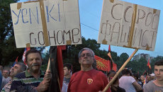 Македонцы пели песни на митинге в поддержку правительства в Скопье Македонцы пели песни на митинге в поддержку правительства в Скопье