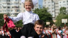 Школьники в Симферополе. Архивное фото Школьники в Симферополе. Архивное фото