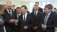 Медведев в технопарке предложил Собянину примерить прибор для эффективного сна Медведев в технопарке предложил Собянину примерить прибор для эффективного сна