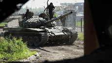 Ополченцы у разрушенного здания аэропорта Донецка. Украина, июнь 2015 Ополченцы у разрушенного здания аэропорта Донецка. Украина, июнь 2015