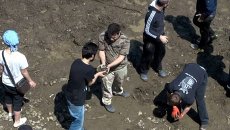 Тбилисцы руками расчищали заваленную мусором дорогу после наводнения Тбилисцы руками расчищали заваленную мусором дорогу после наводнения