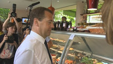 Мороженое и варенье из роз – крымчане показали Медведеву свою продукцию Мороженое и варенье из роз – крымчане показали Медведеву свою продукцию