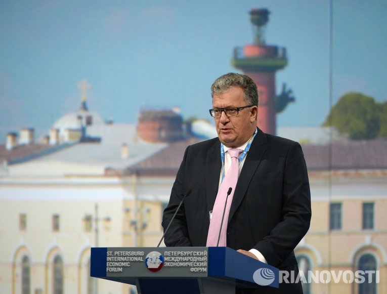 Заместитель председателя правительства РФ - руководитель аппарата правительства РФ Сергей Приходько выступает на открытии ПМЭФ 2015 Заместитель председателя правительства РФ - руководитель аппарата правительства РФ Сергей Приходько выступает на открытии ПМЭФ 2015