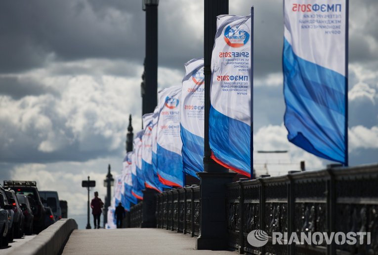 Флаги с символикой Петербургского международного экономического форума 2015 на Благовещенском мосту Флаги с символикой Петербургского международного экономического форума 2015 на Благовещенском мосту