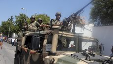 Солдаты армии Туниса прибыли на место стрельбы в городе Сус Солдаты армии Туниса прибыли на место стрельбы в городе Сус