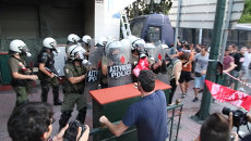 Греки сожгли флаг Евросоюза и подрались с полицией на митинге в Афинах Греки сожгли флаг Евросоюза и подрались с полицией на митинге в Афинах