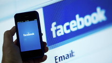 Экран телефона с приложением Facebook Экран телефона с приложением Facebook