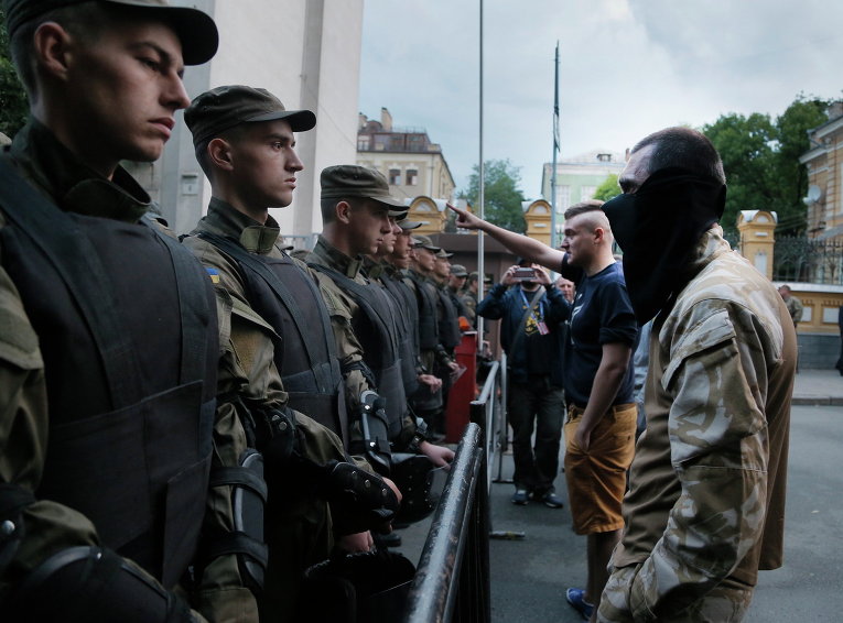 Полицейские и активисты Правого сектора возле здания администрации президента в Киеве, Украина Полицейские и активисты Правого сектора возле здания администрации президента в Киеве, Украина