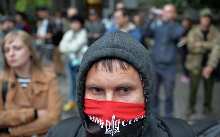 Активист Правого сектора возле здания администрации президента в Киеве, Украина Активист Правого сектора возле здания администрации президента в Киеве, Украина