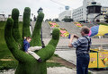 Мужчина с ребенком фотографируются в центре Екатеринбурга Мужчина с ребенком фотографируются в центре Екатеринбурга