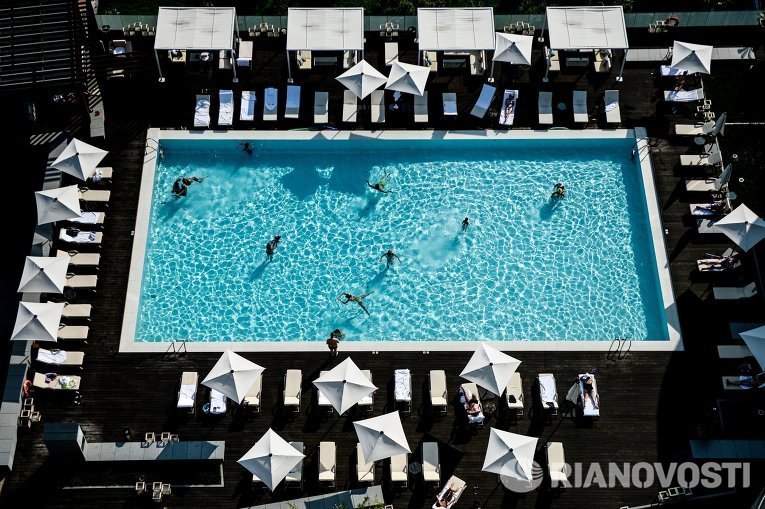Вид из окна на бассейн на территории отеля Hyatt в Сочи Вид из окна на бассейн на территории отеля Hyatt в Сочи