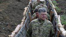 Президент Украины Петр Порошенко во время поездки в Донбасс. Архивное фото Президент Украины Петр Порошенко во время поездки в Донбасс. Архивное фото