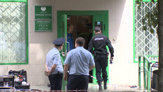 Криминалисты искали улики на месте вооруженного ограбления у банка в Москве Криминалисты искали улики на месте вооруженного ограбления у банка в Москве