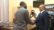 Американский боксер Джонс объяснил Путину, зачем ему российский паспорт Американский боксер Джонс объяснил Путину, зачем ему российский паспорт