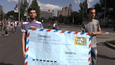 Жители Донецка несли огромное письмо Порошенко на митинге против политики Киева Жители Донецка несли огромное письмо Порошенко на митинге против политики Киева