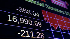 Табло с индексом Доу Джонса на Нью-йоркской фондовой бирже, США. Архивное Фото. Табло с индексом Доу Джонса на Нью-йоркской фондовой бирже, США. Архивное Фото.