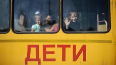 Дети едут на торжественную линейку. Архивное фото Дети едут на торжественную линейку. Архивное фото