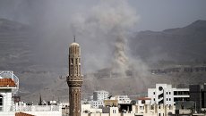 Дым над столицей Йемена Саной после налета ВВС коалиции арабских стран, 5 сентября 2015 года Дым над столицей Йемена Саной после налета ВВС коалиции арабских стран, 5 сентября 2015 года