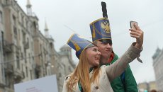 Горожане делают селфи во время празднования Дня города на Тверской улице в Москве Горожане делают селфи во время празднования Дня города на Тверской улице в Москве