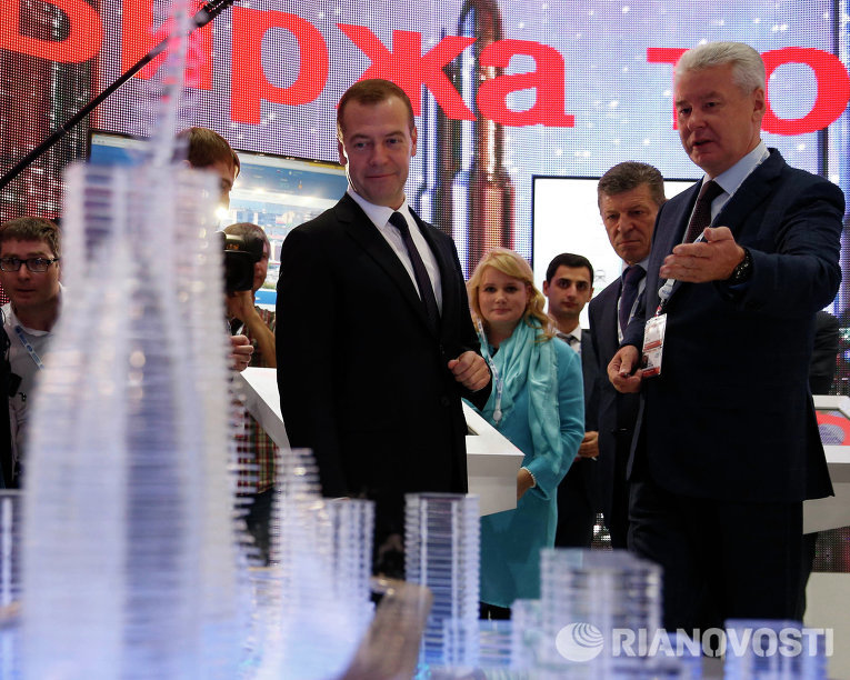 Председатель правительства России Дмитрий Медведев и мэр Москвы Сергей Собянин во время осмотра стендов инвестиционного форума Сочи-2015 Председатель правительства России Дмитрий Медведев и мэр Москвы Сергей Собянин во время осмотра стендов инвестиционного форума Сочи-2015