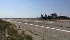 Российские самолеты садятся на аэродроме Хмеймим в Сирии после выполнения боевого задания. Архивное фото Российские самолеты садятся на аэродроме Хмеймим в Сирии после выполнения боевого задания. Архивное фото
