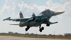 Российский истребитель-бомбардировщик Су-34 садится в аэропорту Латакии в Сирии Российский истребитель-бомбардировщик Су-34 садится в аэропорту Латакии в Сирии
