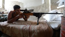 Снайпер ополчения Сирийской Арабской армии на позиции в одном из домов в районе Джобар в Дамаске Снайпер ополчения Сирийской Арабской армии на позиции в одном из домов в районе Джобар в Дамаске