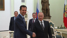 Асад на встрече в Москве пожал руку Путину и поблагодарил за помощь Сирии Асад на встрече в Москве пожал руку Путину и поблагодарил за помощь Сирии