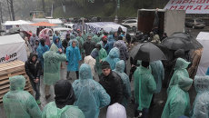 Сторонники тарифного Майдана под дождем разбивали лагерь у кабмина Украины Сторонники тарифного Майдана под дождем разбивали лагерь у кабмина Украины