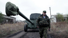 Военнослужащий у военной техники, отведенной от линии соприкосновения ДНР, на специально подготовленной площадке в Донецкой области Военнослужащий у военной техники, отведенной от линии соприкосновения ДНР, на специально подготовленной площадке в Донецкой области