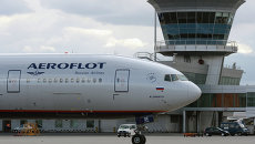 Самолет Boeing 777 авиакомпании Аэрофлот в международном аэропорту Шереметьево. Самолет Boeing 777 авиакомпании Аэрофлот в международном аэропорту Шереметьево.