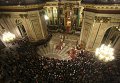Жители Санкт-Петербурга во время поминальной службы по жертвам авиакатастрофы А321 в Исаакиевском соборе Жители Санкт-Петербурга во время поминальной службы по жертвам авиакатастрофы А321 в Исаакиевском соборе