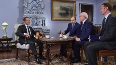 Председатель правительства РФ Дмитрий Медведев во время интервью Российской газете Председатель правительства РФ Дмитрий Медведев во время интервью Российской газете