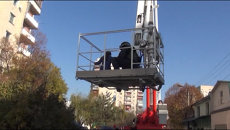 Спасатели в строительной люльке эвакуировали ребенка во время КТО в Нальчике Спасатели в строительной люльке эвакуировали ребенка во время КТО в Нальчике