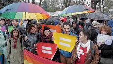 Активисты ЛГБТ под радужными зонтами митинговали в Киеве за евроинтеграцию Активисты ЛГБТ под радужными зонтами митинговали в Киеве за евроинтеграцию