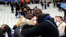 Люди во время эвакуации со стадиона Stade de France, рядом с которым прогремели взрывы Люди во время эвакуации со стадиона Stade de France, рядом с которым прогремели взрывы