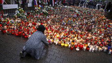 Свечи у посольства Франции в Варшаве Свечи у посольства Франции в Варшаве