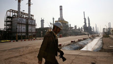 Иранский нефтяник. Архивное фото Иранский нефтяник. Архивное фото