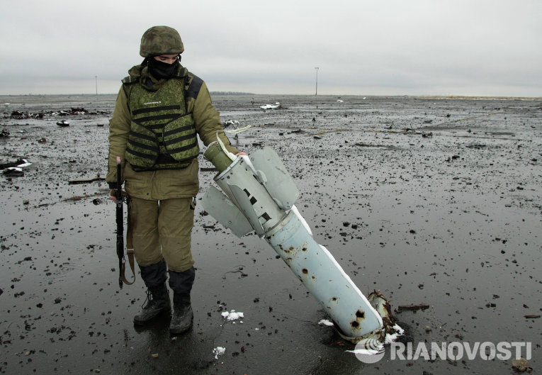 Ополченец Донецкой народной республики (ДНР) на территории Донецкого аэропорта Ополченец Донецкой народной республики (ДНР) на территории Донецкого аэропорта