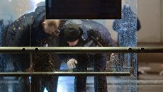Сотрудники правоохранительных органов проводят следственные действия на остановке общественного транспорта на улице Покровка в Москве, где произошел взрыв неизвестного взрывного устройства. Архивное фото Сотрудники правоохранительных органов проводят следственные действия на остановке общественного транспорта на улице Покровка в Москве, где произошел взрыв неизвестного взрывного устройства. Архивное фото