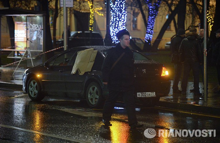 Автомобиль неподалеку от остановки общественного транспорта на улице Покровка в Москве, где произошел взрыв неизвестного взрывного устройства Автомобиль неподалеку от остановки общественного транспорта на улице Покровка в Москве, где произошел взрыв неизвестного взрывного устройства