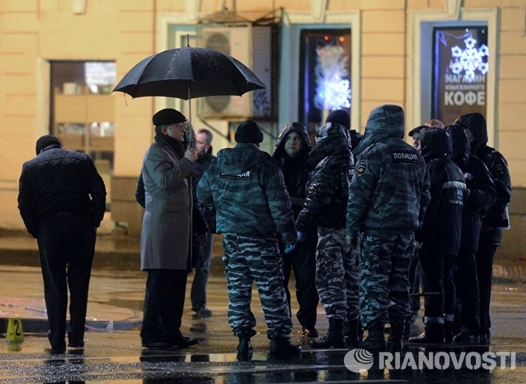 Сотрудники правоохранительных органов проводят следственные действия на остановке общественного транспорта на улице Покровка в Москве, где произошел взрыв неизвестного взрывного устройства Сотрудники правоохранительных органов проводят следственные действия на остановке общественного транспорта на улице Покровка в Москве, где произошел взрыв неизвестного взрывного устройства