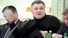 Аваков бросил в Саакашвили стакан с водой. Кадры инцидента Аваков бросил в Саакашвили стакан с водой. Кадры инцидента