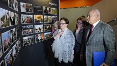 Мать фотокорреспондента международного информационного агентства Россия сегодня Андрея Стенина Вера Николаевна Стенина и генеральный директор МИА Россия Сегодня Дмитрий Киселев у экспозиции фотографий А.Стенина в здании агентства Мать фотокорреспондента международного информационного агентства Россия сегодня Андрея Стенина Вера Николаевна Стенина и генеральный директор МИА Россия Сегодня Дмитрий Киселев у экспозиции фотографий А.Стенина в здании агентства