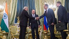 Президент России Владимир Путин и премьер-министр Индии Нарендра Моди во время официальной встречи в Кремле. 24 декабря 2015 Президент России Владимир Путин и премьер-министр Индии Нарендра Моди во время официальной встречи в Кремле. 24 декабря 2015