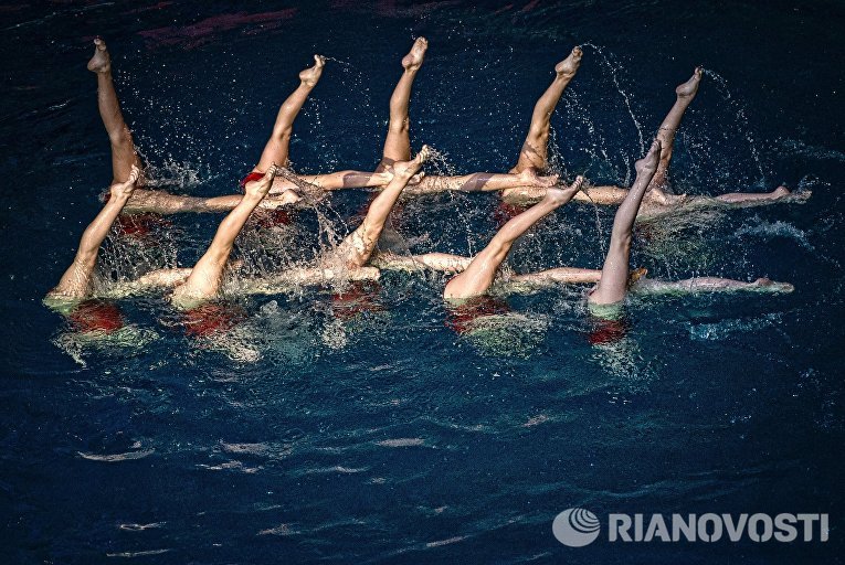 Участницы шоу Олимпийских чемпионов по синхронному плаванию в спорткомплексе Олимпийский Участницы шоу Олимпийских чемпионов по синхронному плаванию в спорткомплексе Олимпийский