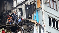 Сотрудники МЧС РФ о время разбора завалов у разрушенного в результате взрыва бытового газа многоэтажного дома по улице Космонавтов в Волгограде. Архивное фото Сотрудники МЧС РФ о время разбора завалов у разрушенного в результате взрыва бытового газа многоэтажного дома по улице Космонавтов в Волгограде. Архивное фото